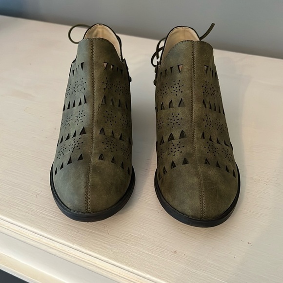 JBU Army Green Evelyn Slip On Vegan Booties With Back Ties Laser Cutout Size 8.5 - Picture 1 of 7